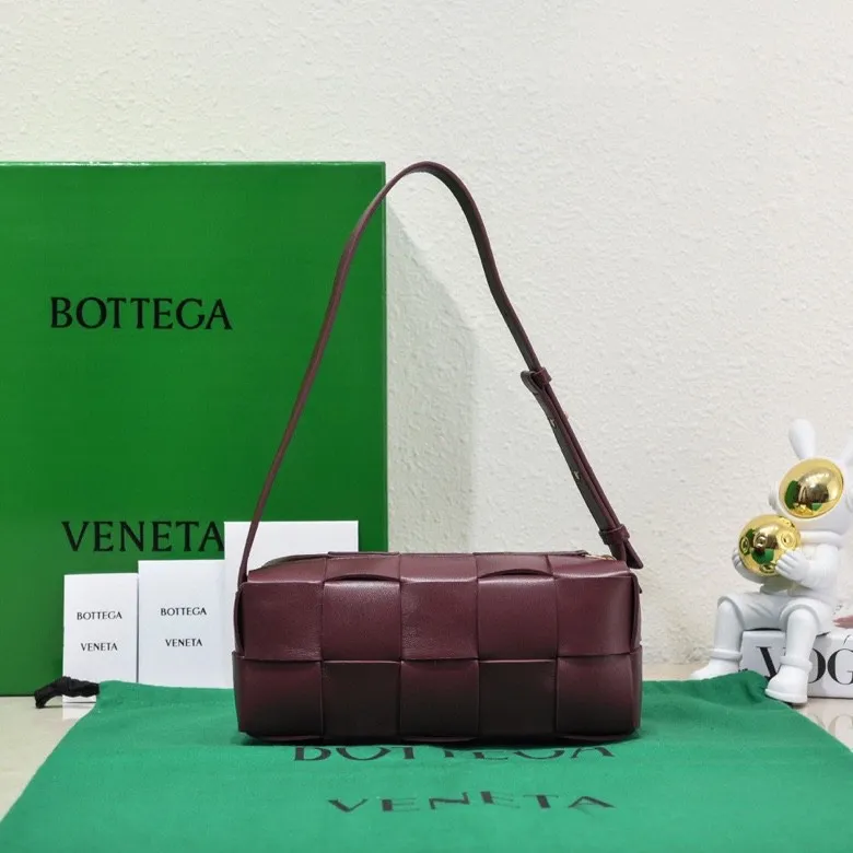 Batch 1420 BV autumn and winter beautiful armpit bag, breaking your definition of armpits BOTTEGA's new BRICK CASSETTE is small and exquisite, breaking the definition of underarms without capacity. It is no longer a small waste bag, but also a classic woven style. Why not buy such a bag? The soft sheepskin material shows a sense of luxury. Style number: 9305 Size: 23.5*10*10cm
